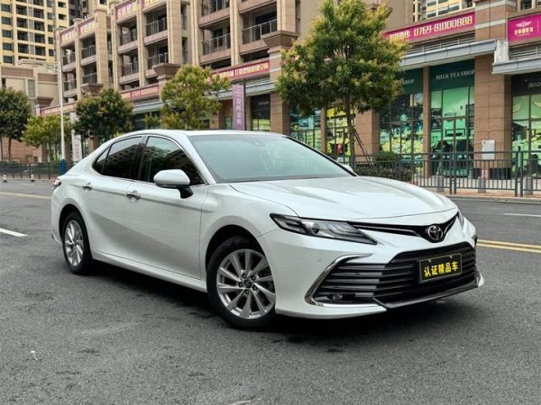 Camry 2022 2.0GVP Leading Edition, Декабрь 2022 г., пробег 27000 км. (Б/у) Передний — изображение 2