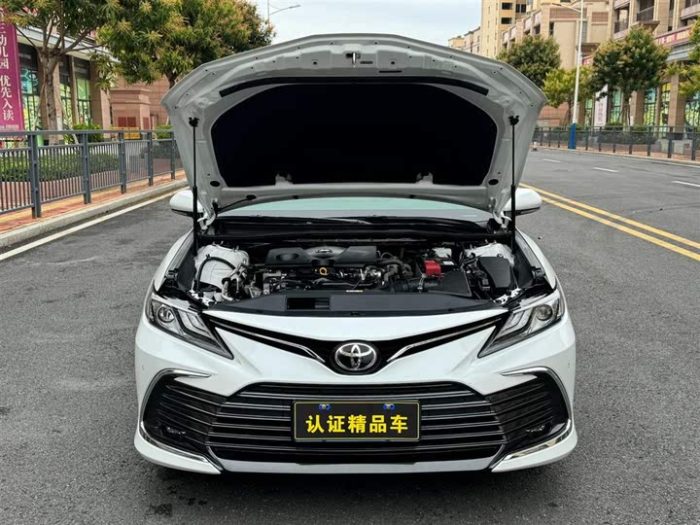 Camry 2022 2.0GVP Leading Edition, Декабрь 2022 г., пробег 27000 км. (Б/у) Передний — изображение 3