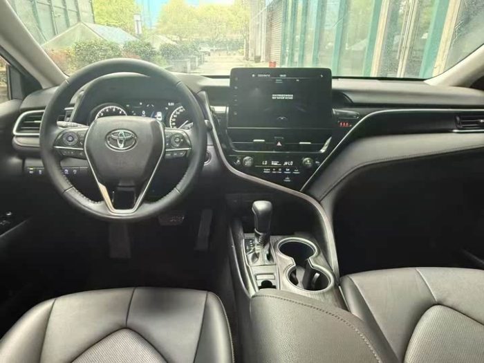 Camry 2023 2.0G Luxury Edition, Апрель 2023 г., пробег 30000 км. (Б/у) Передний — изображение 3