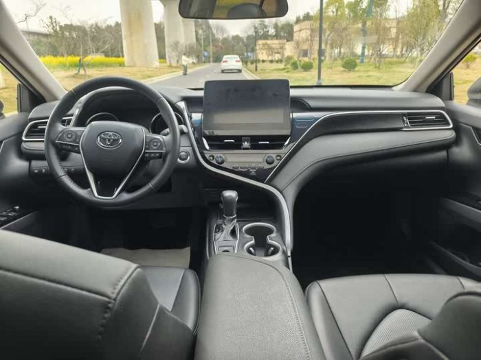 Camry 2023 2.0G Luxury Edition, Апрель 2023 г., пробег 17000 км. (Б/у) Передний — изображение 4