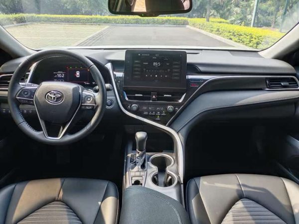 Camry 2022 2.5S Cavalier Edition, Апрель 2023 г., пробег 27000 км. (Б/у) Передний — изображение 6