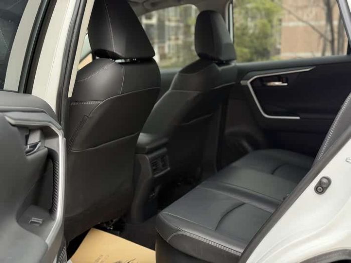 RAV4 Rongfang 2021 Dual Engine 2.5L E-CVT 4WD Elite PLUS Edition, Сентябрь 2021 г., пробег 45000 км. (Б/у) Передний — изображение 6