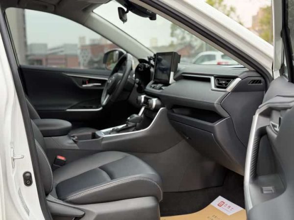 RAV4 Rongfang 2021 Dual Engine 2.5L E-CVT 4WD Elite PLUS Edition, Сентябрь 2021 г., пробег 45000 км. (Б/у) Передний — изображение 7