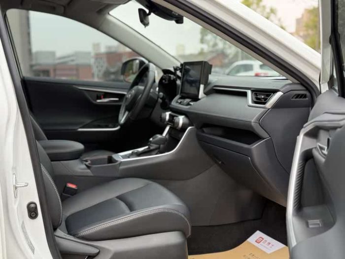 RAV4 Rongfang 2021 Dual Engine 2.5L E-CVT 4WD Elite PLUS Edition, Сентябрь 2021 г., пробег 45000 км. (Б/у) Передний — изображение 7