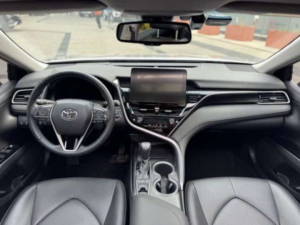 Camry 2023 2.5G Luxury Edition, Октябрь 2022 г., пробег 20000 км. (Б/у) Передний — изображение 8