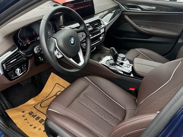 BMW 5 Series 2022 525Li Luxury Package, Январь 2023 г., пробег 17000 км. (Б/у) Задний — изображение 2