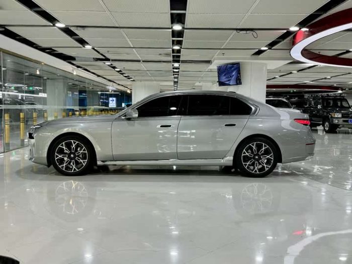 BMW 7 Series 2023 735Li Luxury Package, Апрель 2023 г., пробег 46000 км. (Б/у) Задний — изображение 2