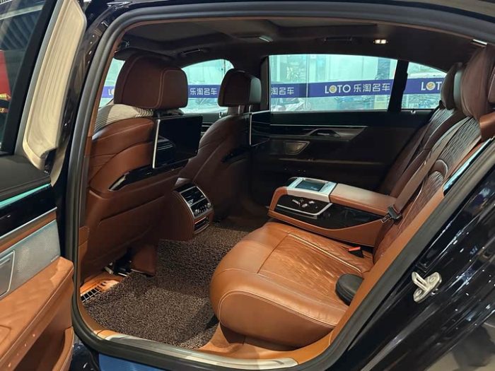 BMW 7 Series 2021 740Li xDrive Executive M Sport Package, Ноябрь 2021 г., пробег 35000 км. (Б/у) Задний — изображение 3