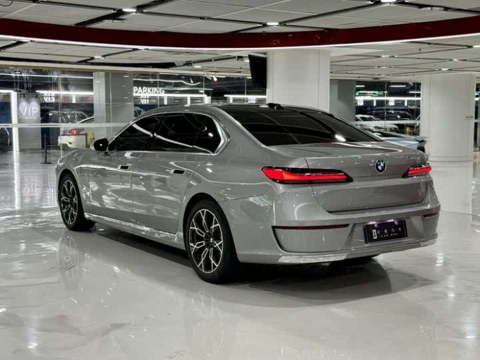 BMW 7 Series 2023 735Li Luxury Package, Апрель 2023 г., пробег 46000 км. (Б/у) Задний — изображение 3