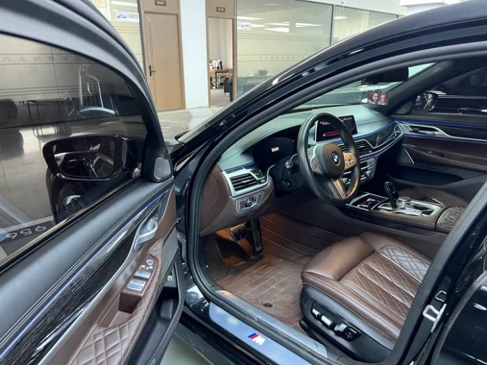 BMW 7 Series 2021 740Li Exclusive M Sport Package, Март 2021 г., пробег 43000 км. (Б/у) Задний — изображение 3