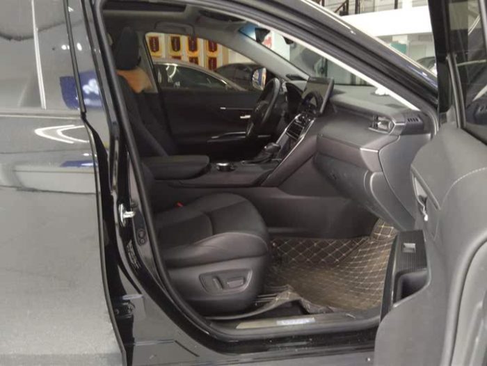 Venza 2022 2.0L CVT 2WD Premium Edition, Ноябрь 2022 г., пробег 25500 км. (Б/у) Передний — изображение 3