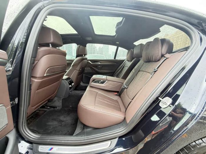 BMW 5 Series 2022 Model 2 530Li Exclusive M Sport Package, Октябрь 2022 г., пробег 83000 км. (Б/у) Задний — изображение 4