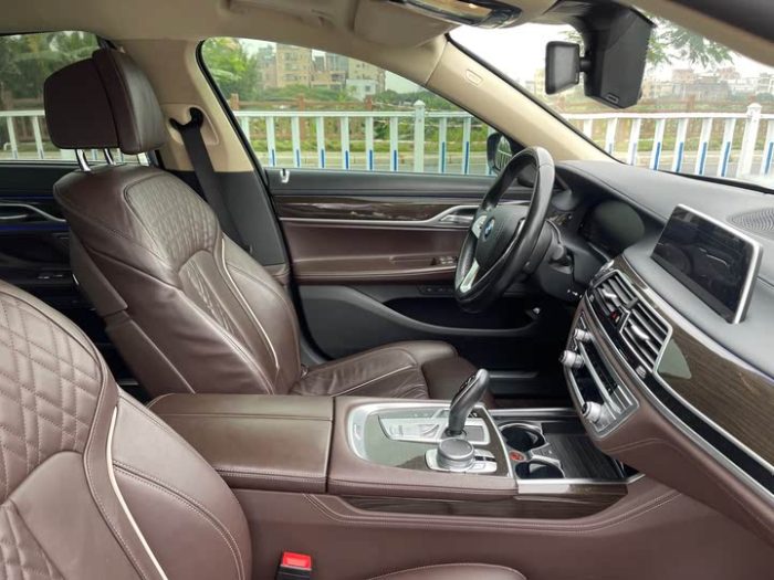 BMW 7 Series 2021 730Li Luxury Package, Июнь 2021 г., пробег 40000 км. (Б/у) Задний — изображение 4