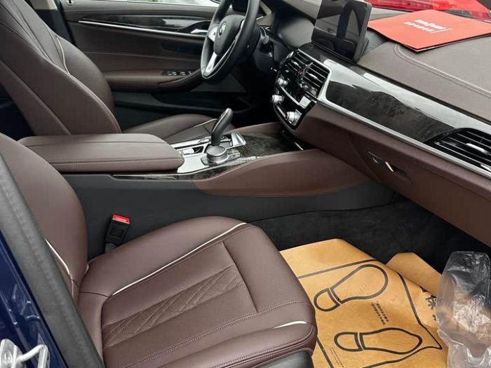 BMW 5 Series 2022 525Li Luxury Package, Январь 2023 г., пробег 17000 км. (Б/у) Задний — изображение 5