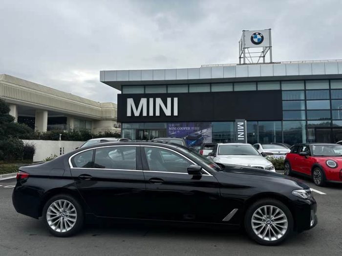 BMW 5 Series 2022 525Li Luxury Package, Январь 2023 г., пробег 17000 км. (Б/у) Задний — изображение 7