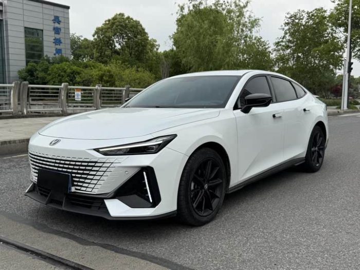 Changan UNI-V 2022 1.5T Excellence Edition, Февраль 2023 г., пробег 18000 км. (Б/у) Передний