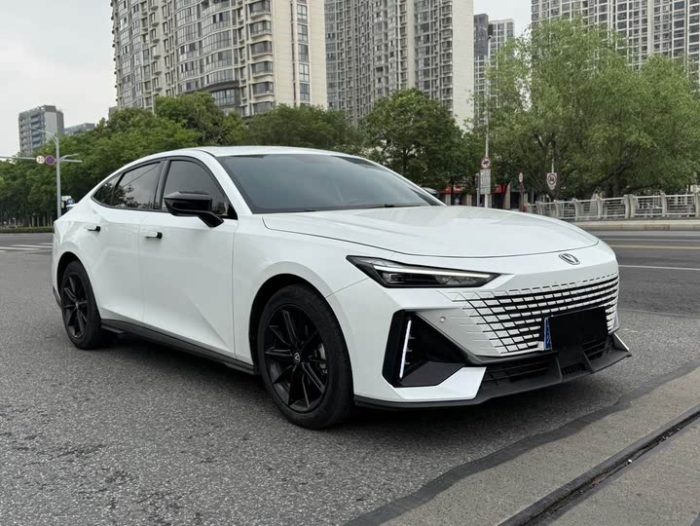 Changan UNI-V 2022 1.5T Excellence Edition, Февраль 2023 г., пробег 18000 км. (Б/у) Передний — изображение 2