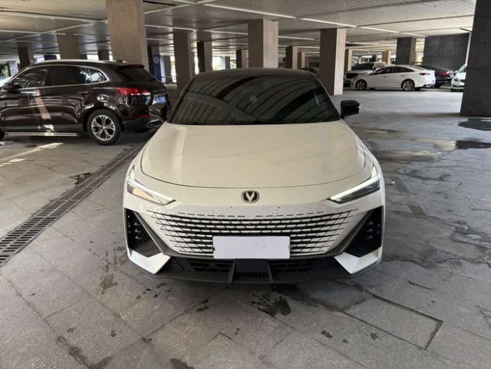 Changan UNI-V 2022 1.5T Excellence Edition, Сентябрь 2022 г., пробег 40000 км. (Б/у) Передний — изображение 2