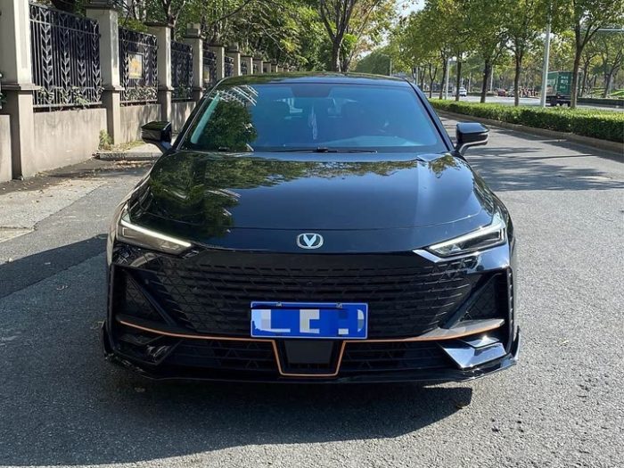 Changan UNI-V 2022 1.5T Premium Edition, Апрель 2022 г., пробег 28000 км. (Б/у) Передний — изображение 2