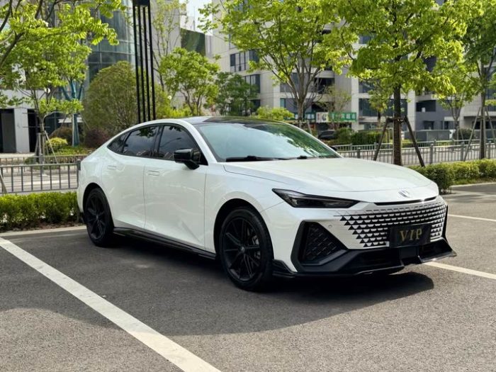 Changan UNI-V 2023 2.0T Fengsu Edition, Декабрь 2022 г., пробег 17700 км. (Б/у) Передний — изображение 2