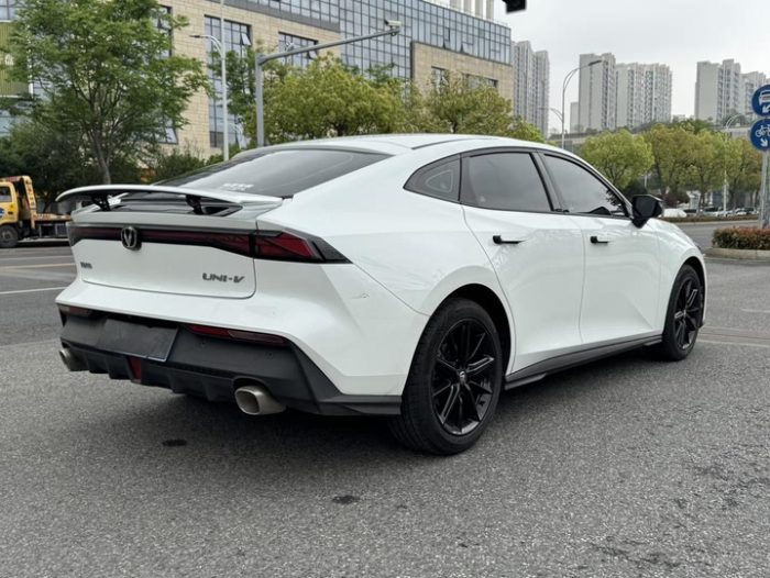 Changan UNI-V 2022 1.5T Excellence Edition, Февраль 2023 г., пробег 18000 км. (Б/у) Передний — изображение 3