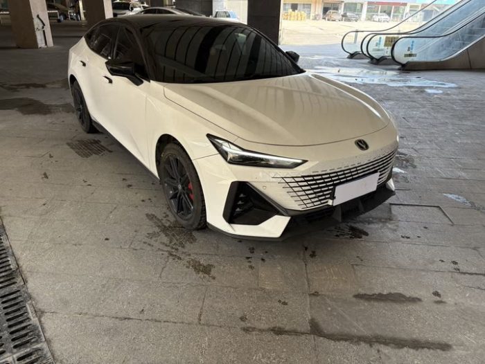 Changan UNI-V 2022 1.5T Excellence Edition, Сентябрь 2022 г., пробег 40000 км. (Б/у) Передний — изображение 3