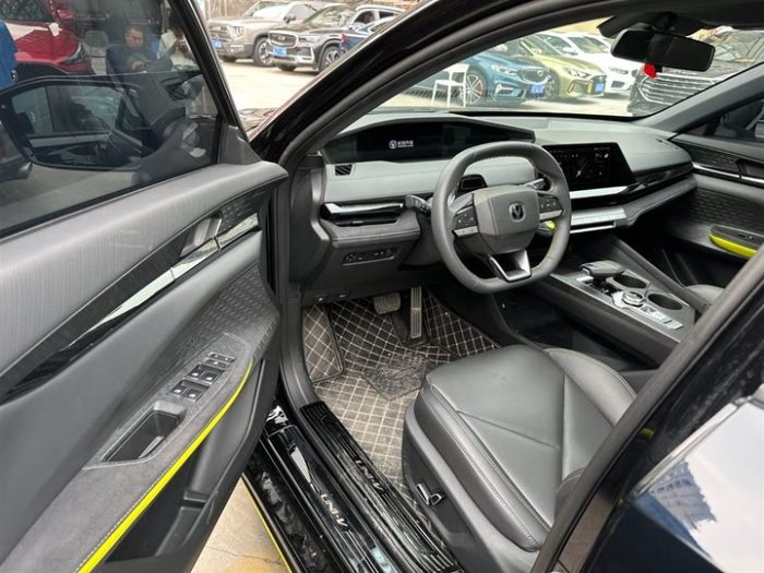Changan UNI-V 2022 1.5T Sports Edition, Апрель 2022 г., пробег 14000 км. (Б/у) Передний — изображение 3
