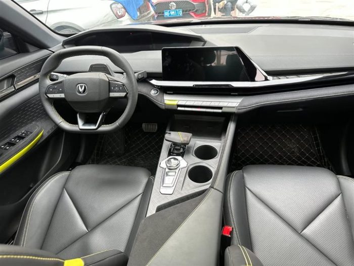 Changan UNI-V 2022 1.5T Sports Edition, Апрель 2022 г., пробег 14000 км. (Б/у) Передний — изображение 4