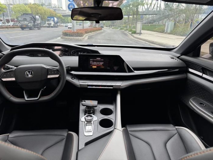 Changan UNI-V 2022 1.5T Excellence Edition, Февраль 2023 г., пробег 18000 км. (Б/у) Передний — изображение 6
