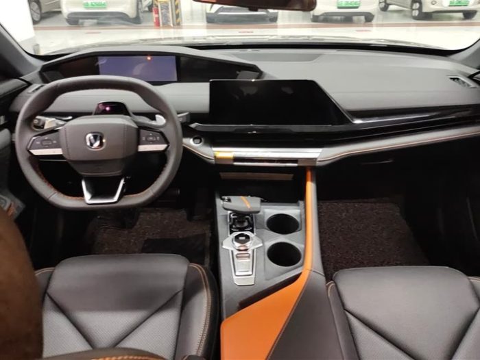 Changan UNI-V 2023 1.5T Premium Edition, Март 2023 г., пробег 29200 км. (Б/у) Передний — изображение 6