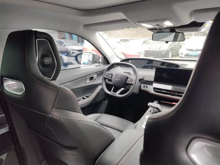 Changan UNI-K 2021 2.0T All-Wheel Drive Excellence Edition, Март 2021 г., пробег 30000 км. (Б/у) Передний — изображение 6