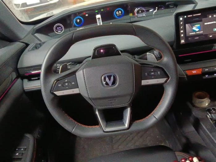 Changan UNI-V 2022 1.5T Smart Pilot Edition, Сентябрь 2022 г., пробег 25300 км. (Б/у) Передний — изображение 7