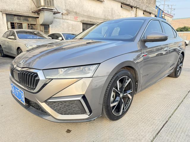 Octavia 2021 PRO TSI280 DSG Flagship Edition, Январь 2022 г., пробег 30000 км. (Б/у) Передний