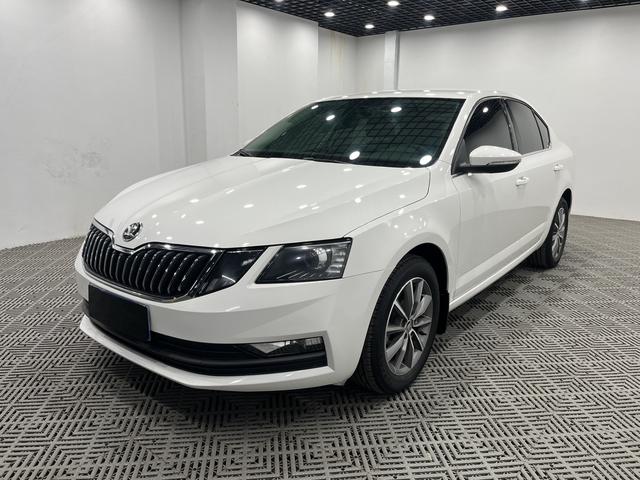 Octavia 2021 1.5L Automatic Comfort Edition, Январь 2022 г., пробег 31000 км. (Б/у) Передний
