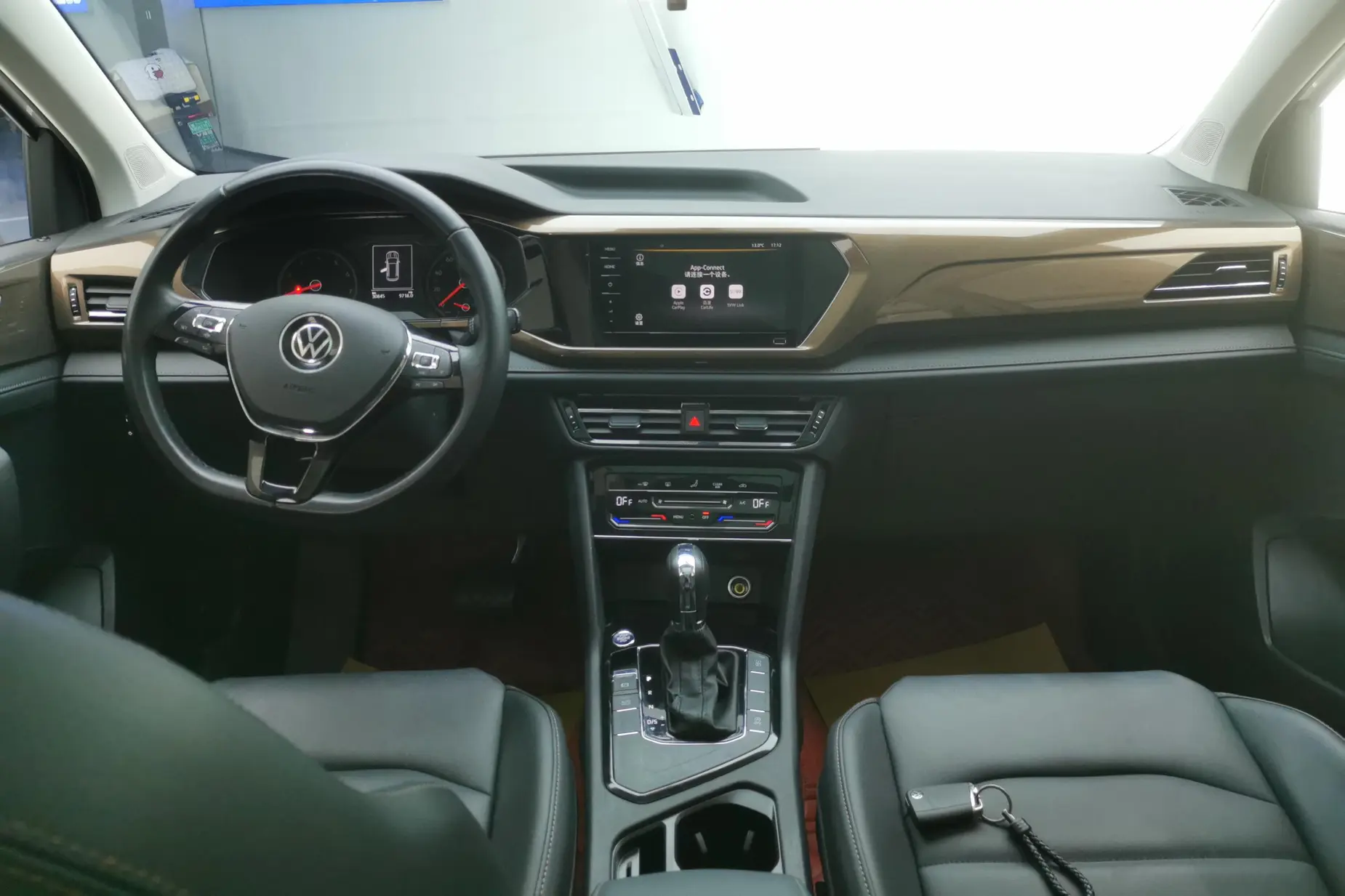 2021 Volkswagen Tharu 280TSI 2WD Comfort Edition, Апрель 2021 г., пробег 30800 км. (Б/у) Передний — изображение 3