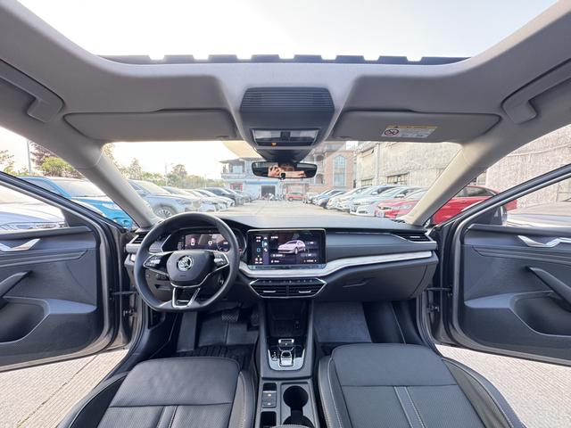 Octavia 2021 PRO TSI280 DSG Flagship Edition, Январь 2022 г., пробег 30000 км. (Б/у) Передний — изображение 4