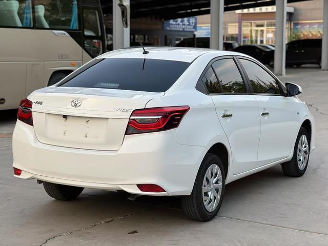 Vios 2022 1.5L CVT 20th Anniversary Edition, Январь 2023 г., пробег 55000 км. (Б/у) Передний — изображение 4