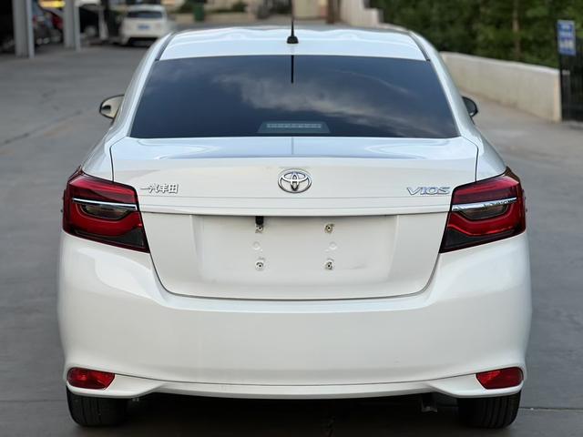 Vios 2022 1.5L CVT 20th Anniversary Edition, Январь 2023 г., пробег 55000 км. (Б/у) Передний — изображение 5